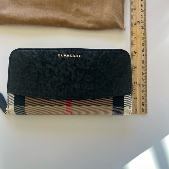 Burberry Elmore Wallet House Check
Derby Zip Around Black - Picture 8 of 9